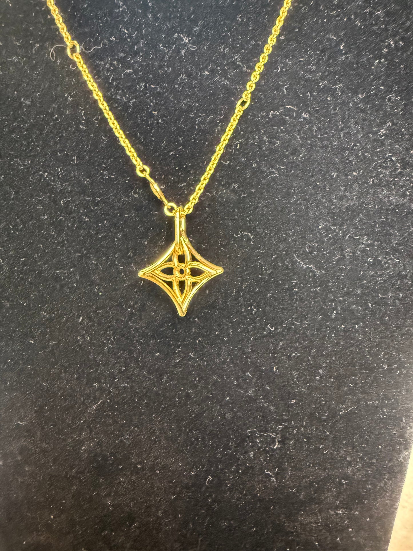 1427. Louis Vuitton LV Twiggy Pointed Flower Necklace