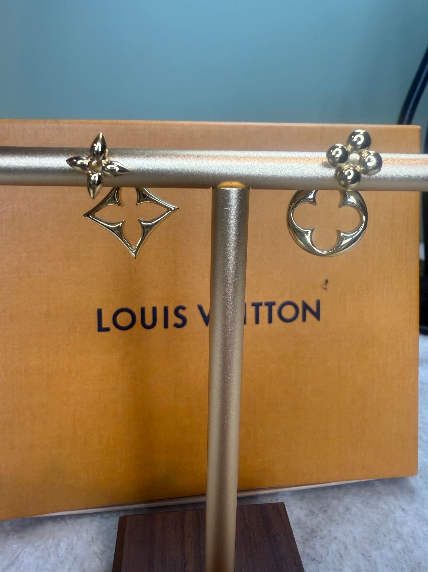 1363. Louis Vuitton Flowergram Earring with mismatched design