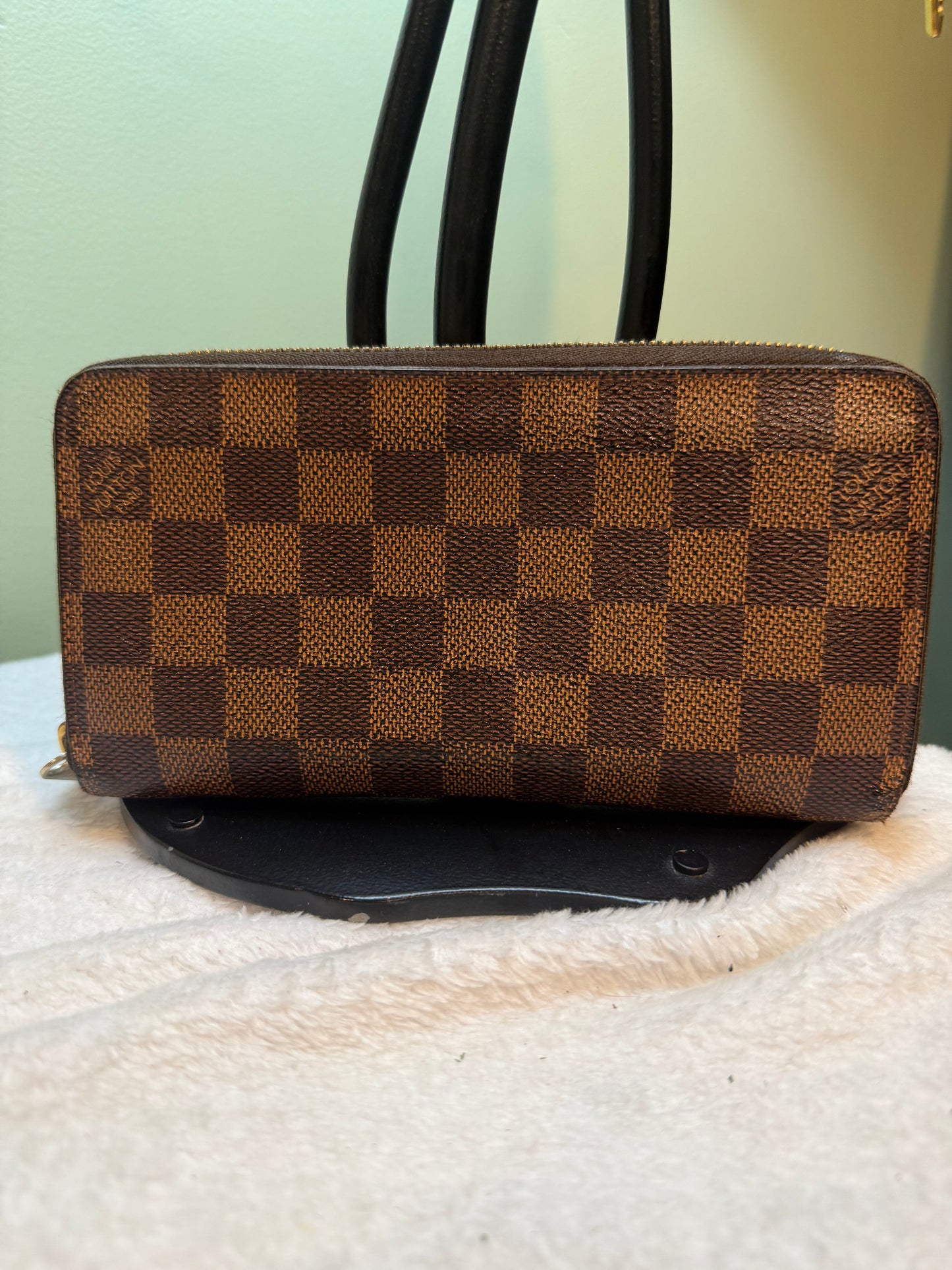 512. Louis Vuitton Damier Ebene Zippy Wallet