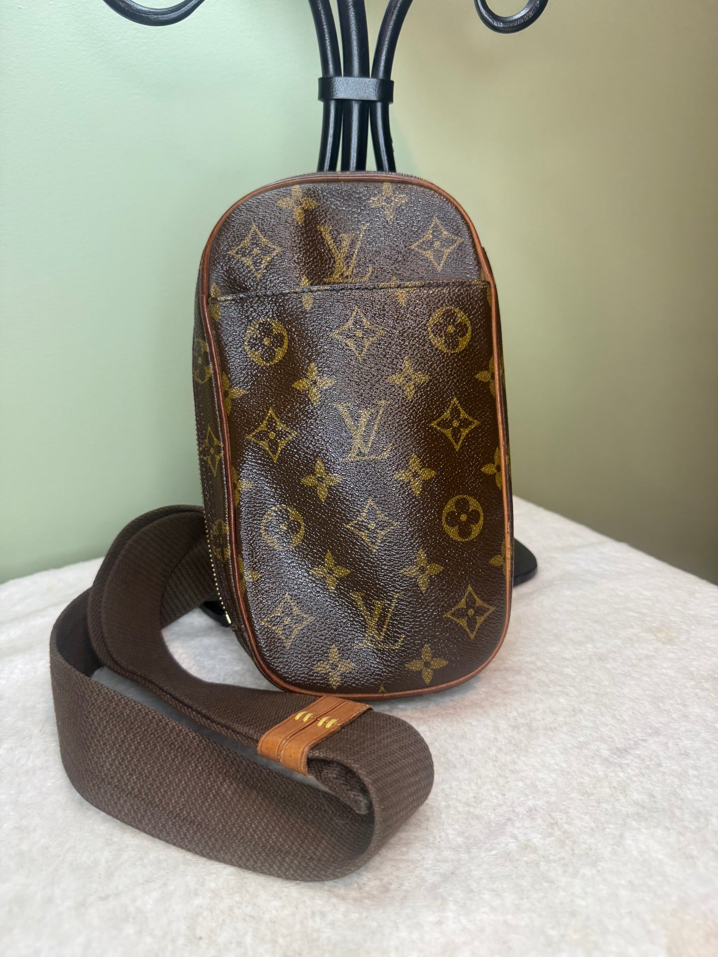 1544. Louis Vuitton Monogram Gange Sling Bag