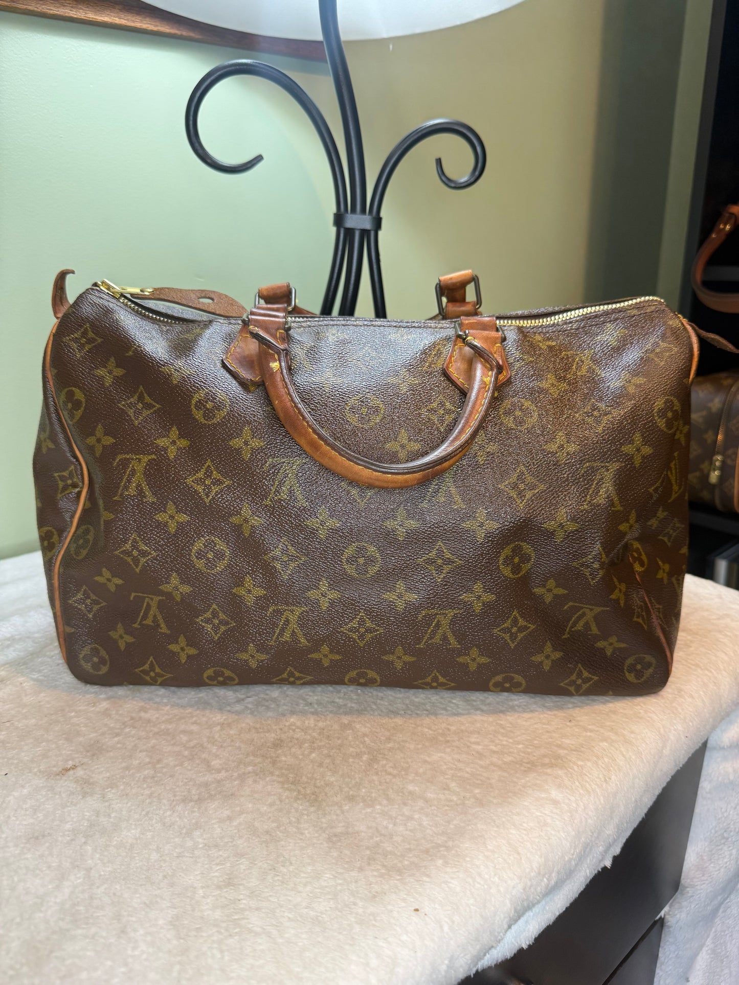 1189. Louis Vuitton Monogram Speedy 30