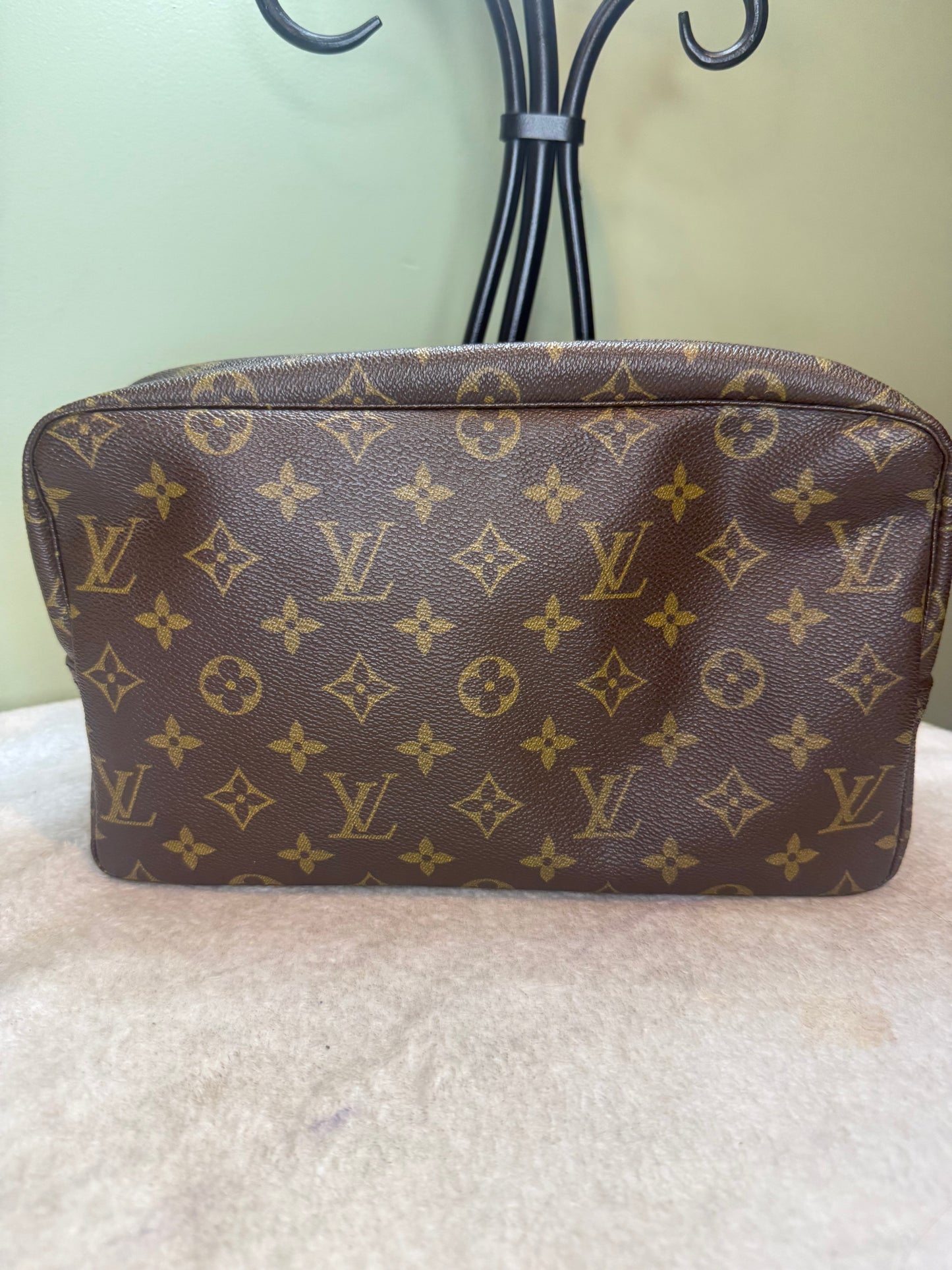 1501. Louis Vuitton Monogram Trousse 28