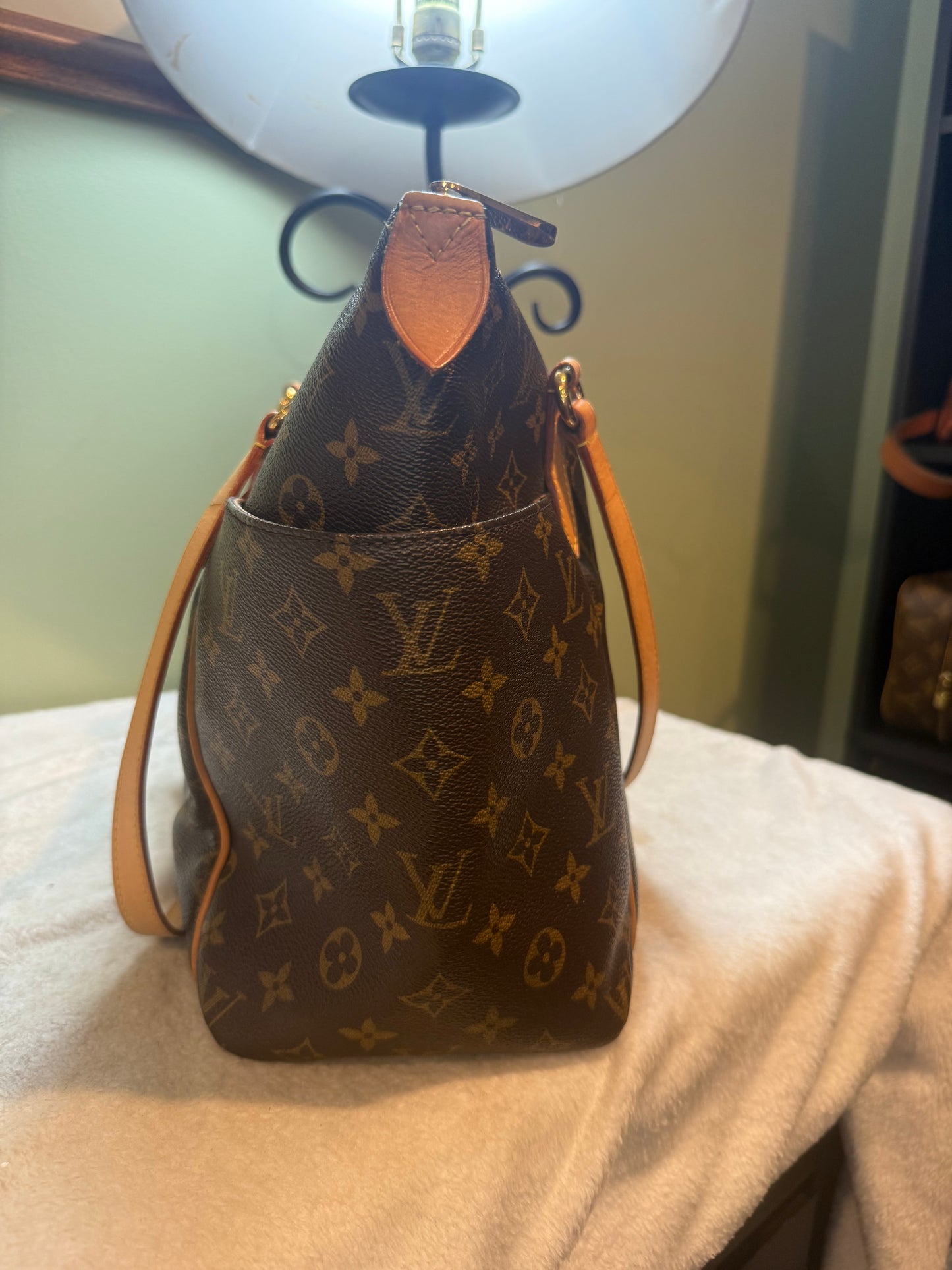 1669. Louis Vuitton Monogram Totally MM