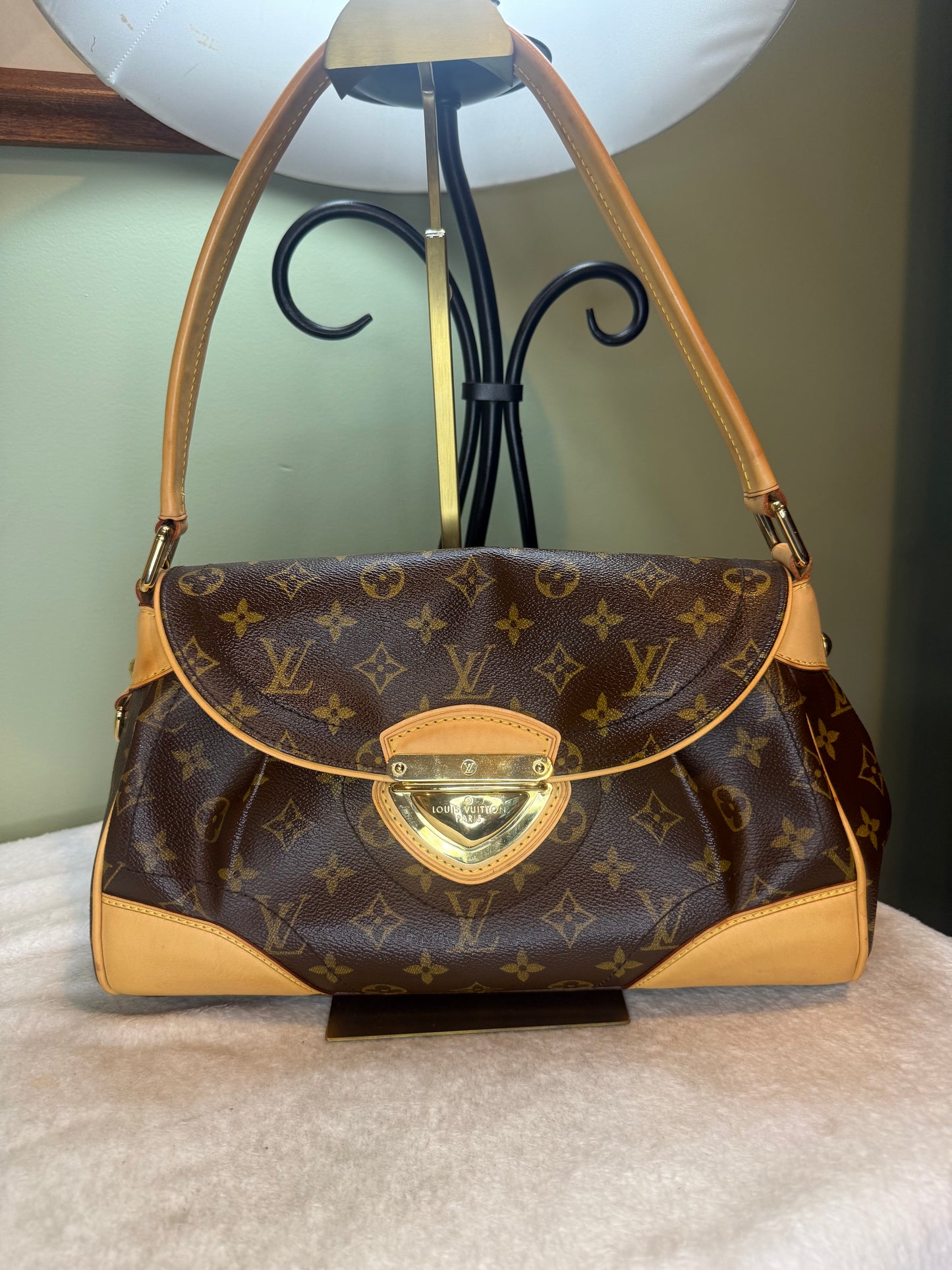 1272. Louis Vuitton Monogram Beverly PM