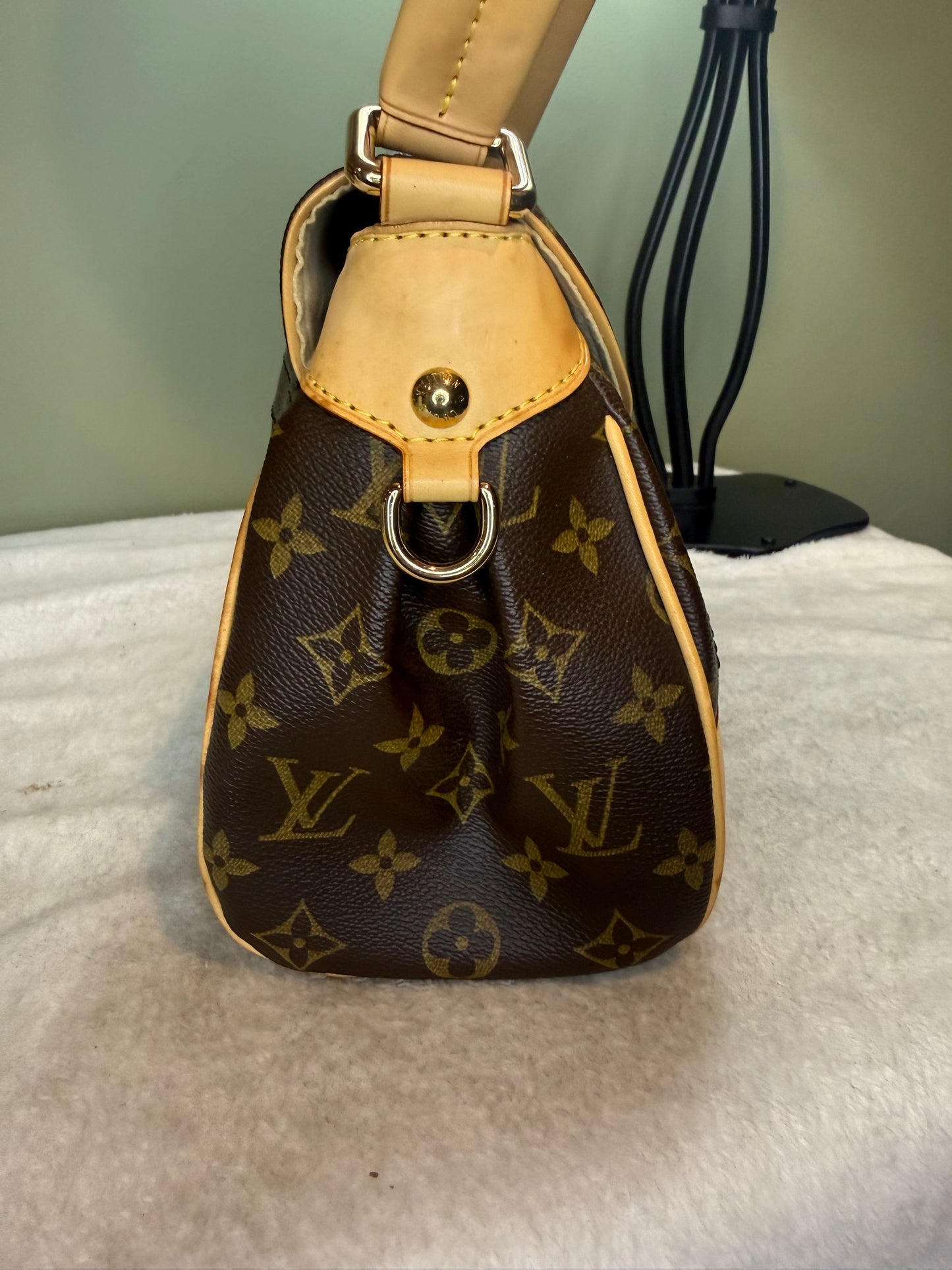 1272. Louis Vuitton Monogram Beverly PM