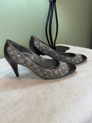 1514. Louis Vuitton Grey Monogram Canvas Min Lin Leather Toe cap heels