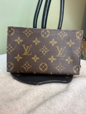 1323. Louis Vuitton Monogram bucket pm pouch