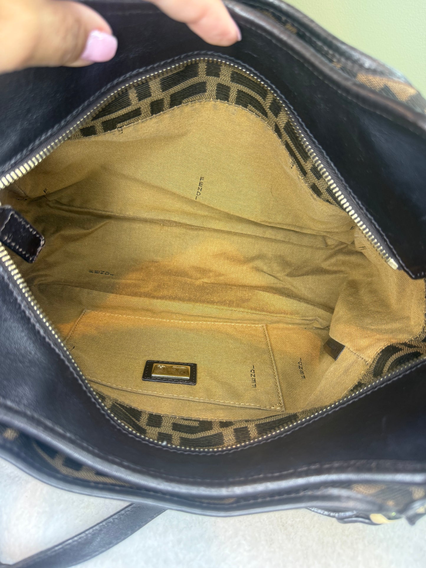 1491. Fendi Zucca Canvas Shoulder bag