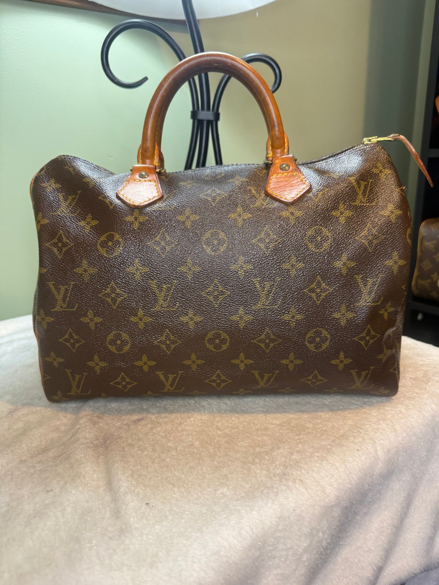 1418.  Louis Vuitton Monogram Speedy 30