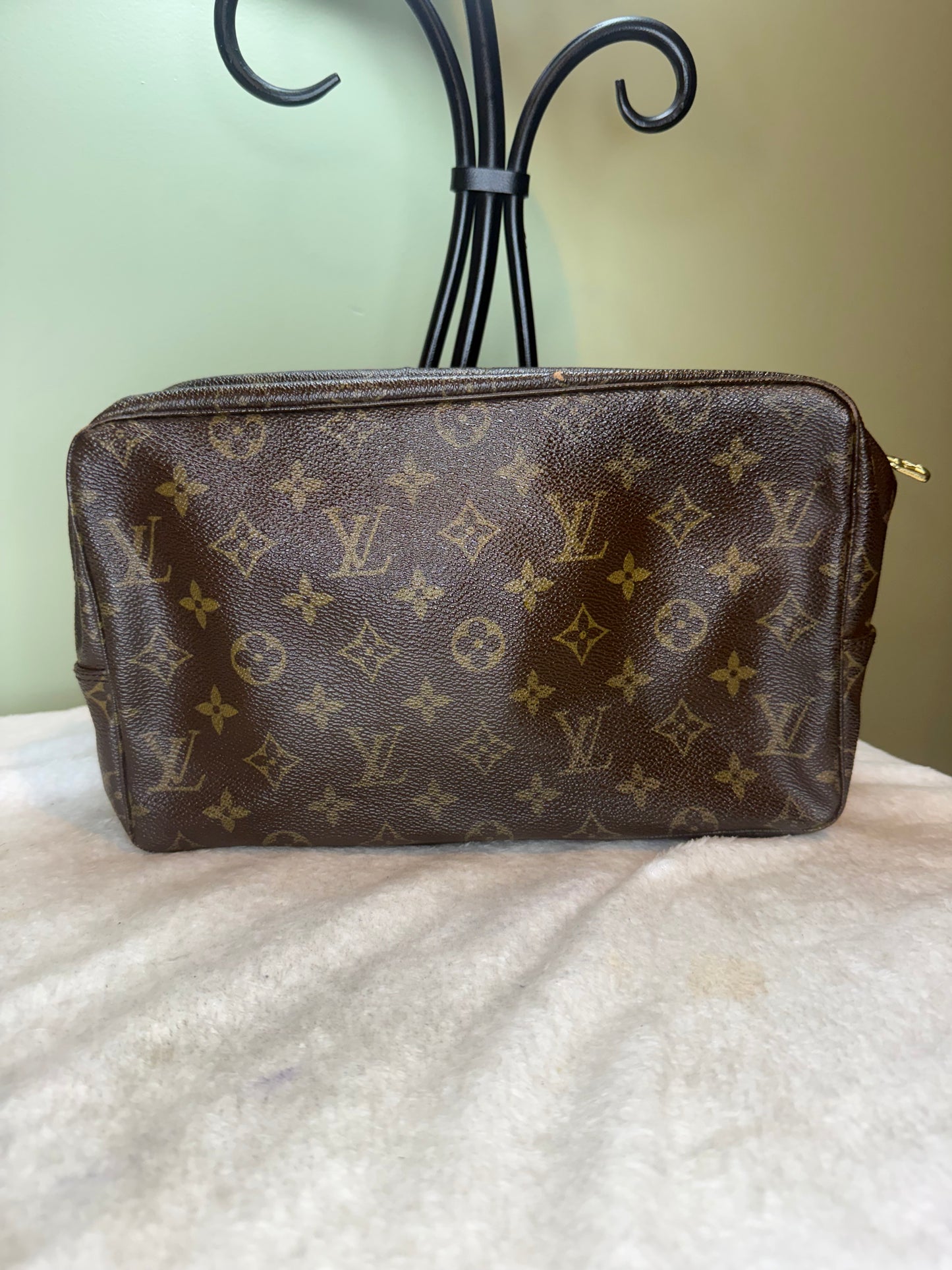 1519. Louis Vuitton Monogram Trousse 28
