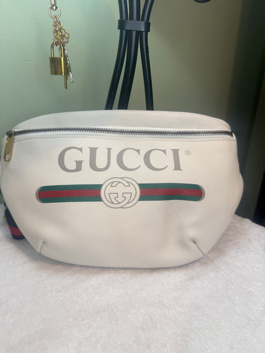 910. Gucci Print Leather Belt Bag