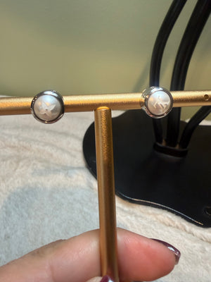 1627. Louis Vuitton Silver Pearls Rodeo Earrings