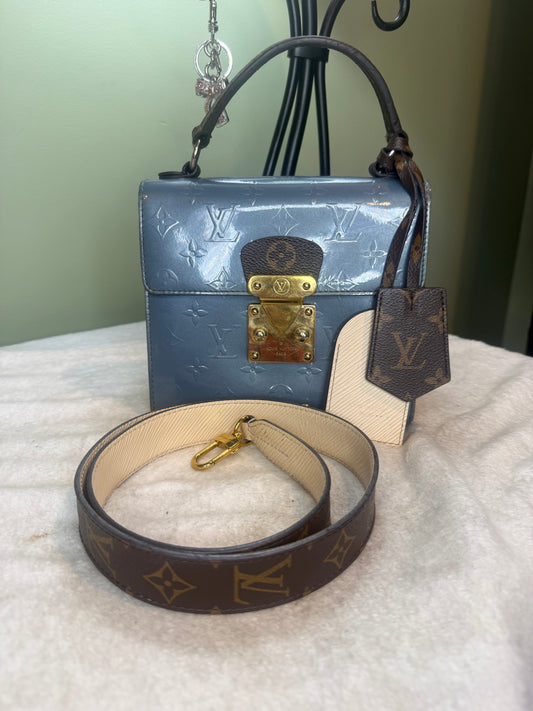 1094. Louis Vuitton Blue vernis Spring Street with Strap