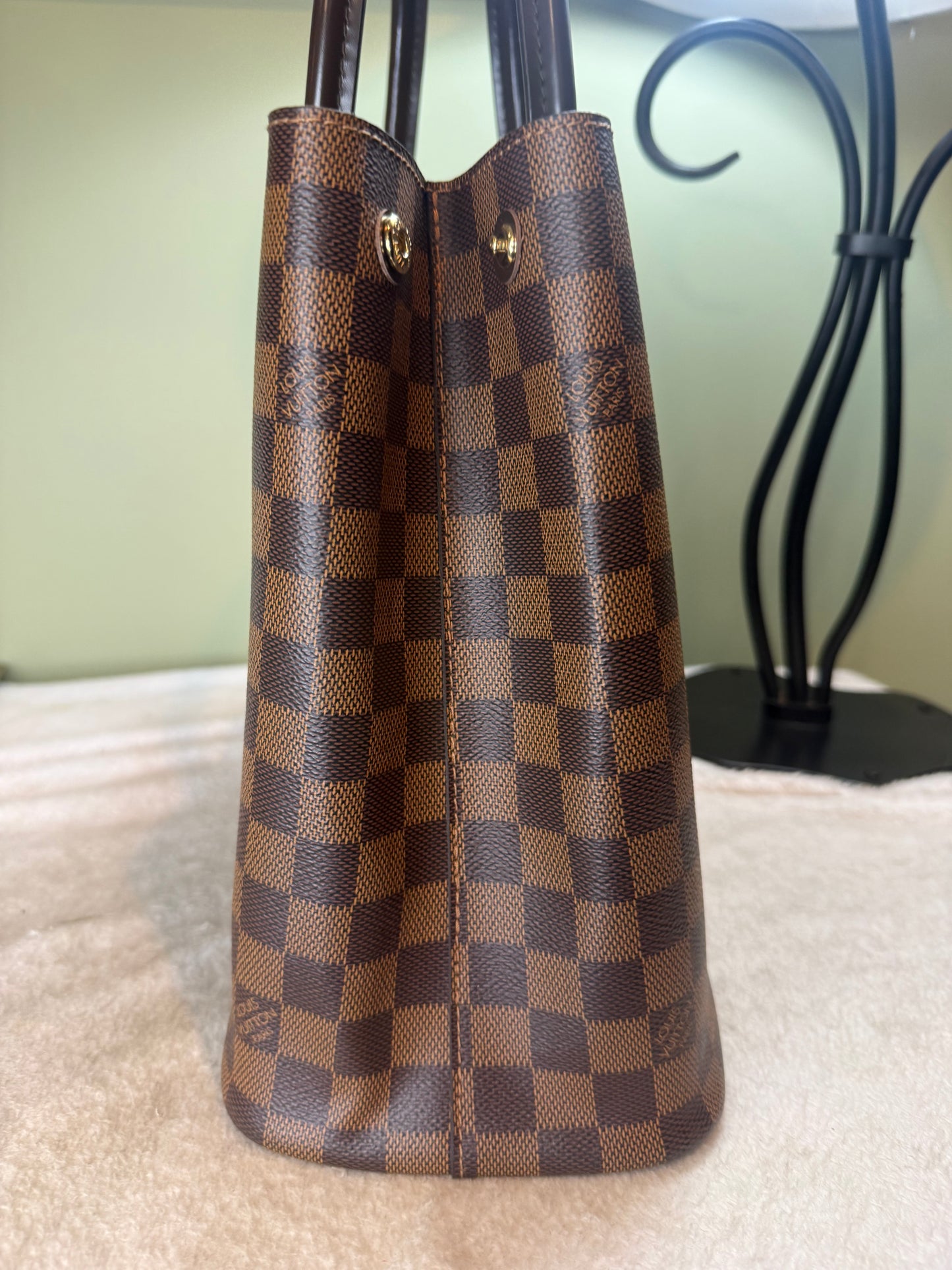 1228. Louis Vuitton Damier Ebene  Kensington Handbag