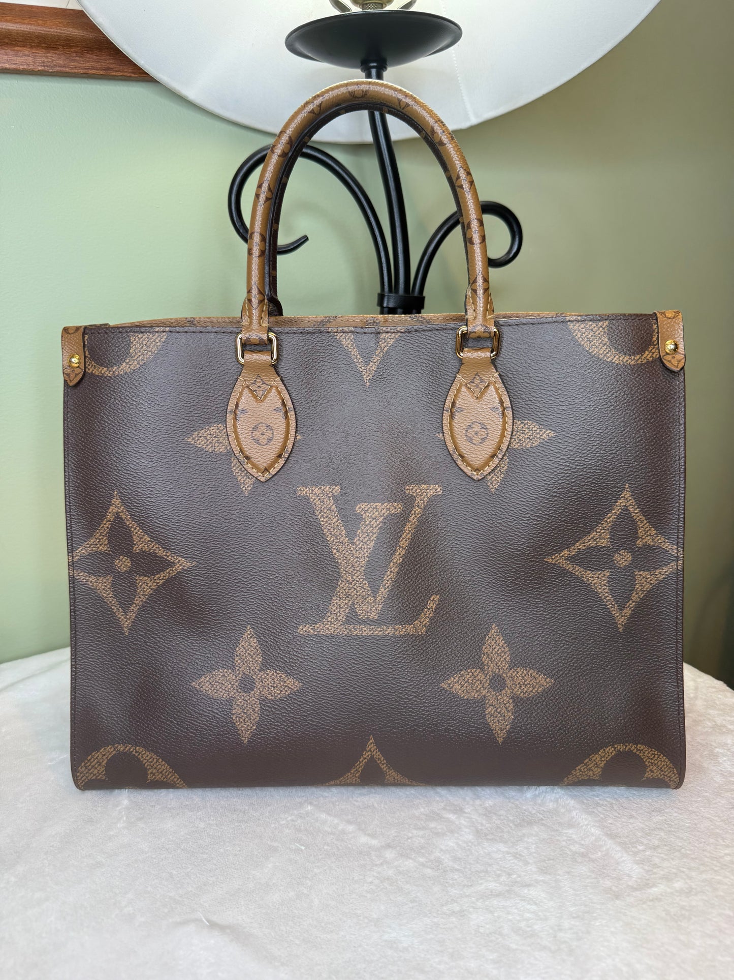 1711. Louis Vuitton Reverse Monogram OnTheGo MM