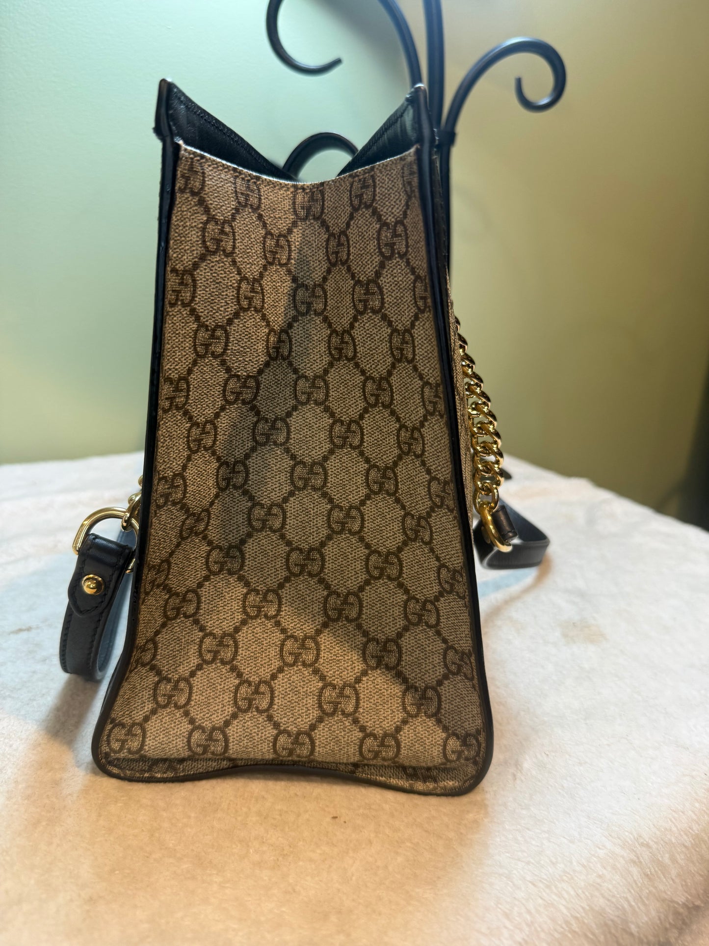 1672. Gucci GG Medium Padlock Shoulder bag