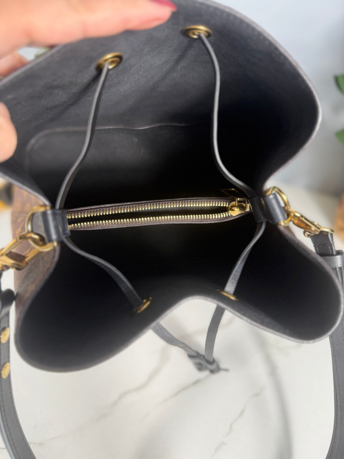 2276. Louis Vuitton Monogram NeoNoe with Black leather