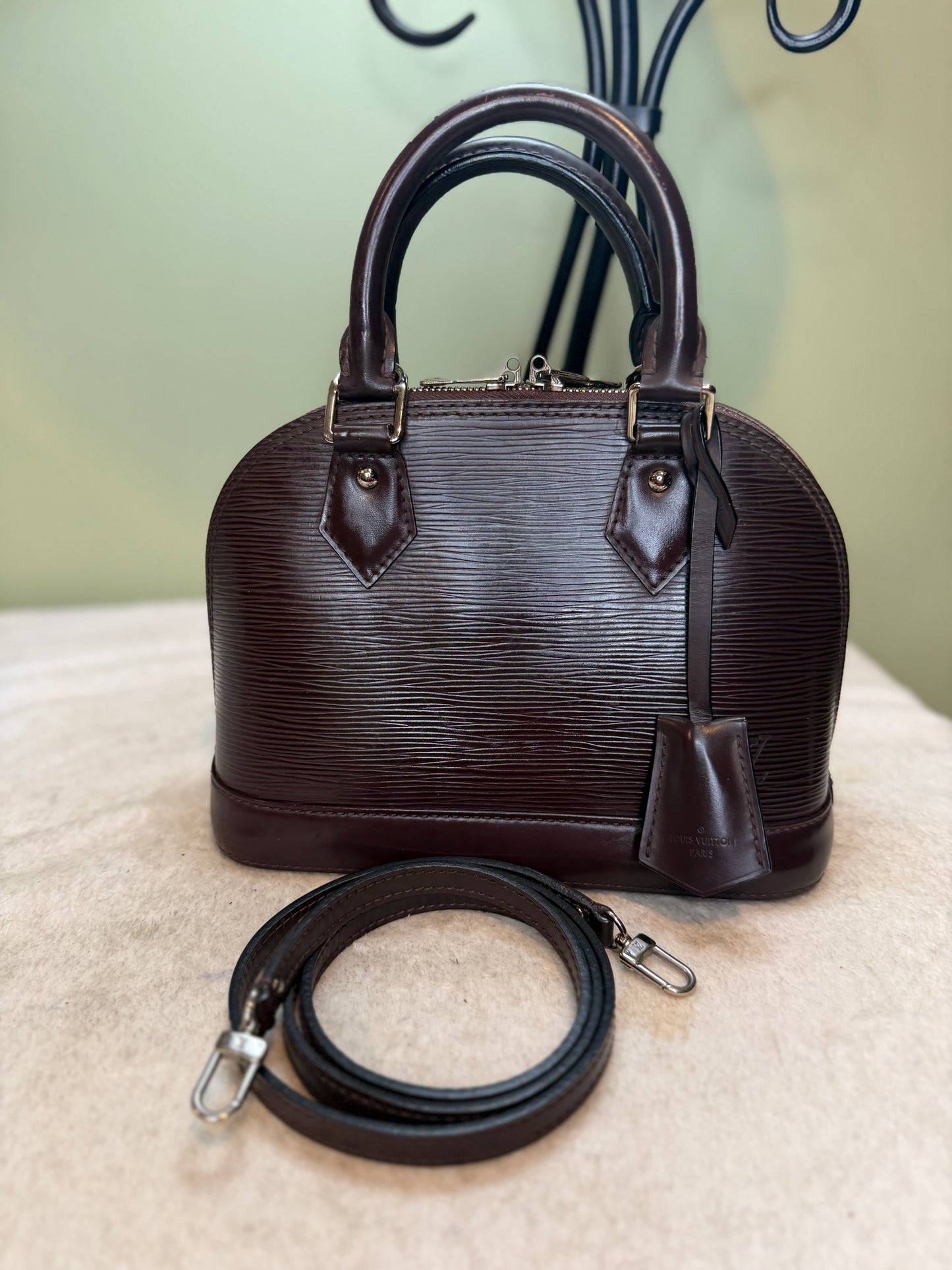1581. Louis Vuitton Burgundy Epi Alma BB