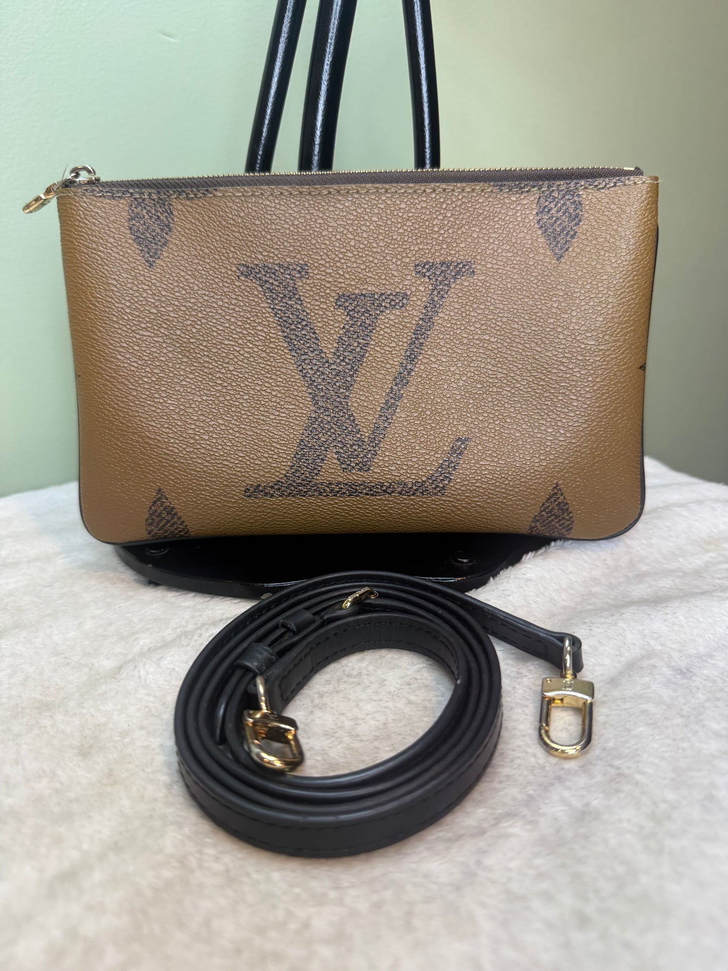 1458. Louis Vuitton Reverse Monogram Double Pochette