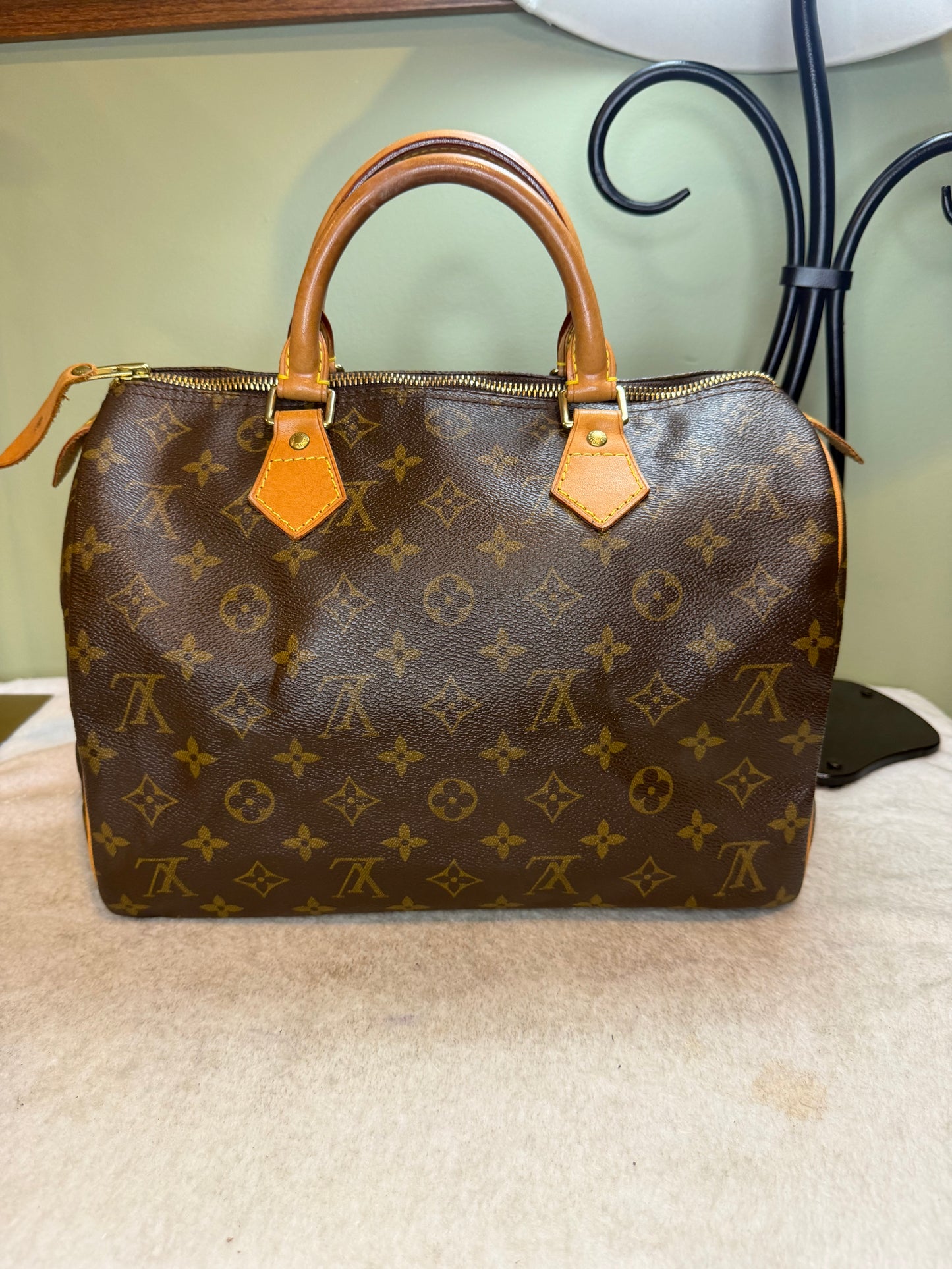 1553. Louis Vuitton Monogram Speedy 30