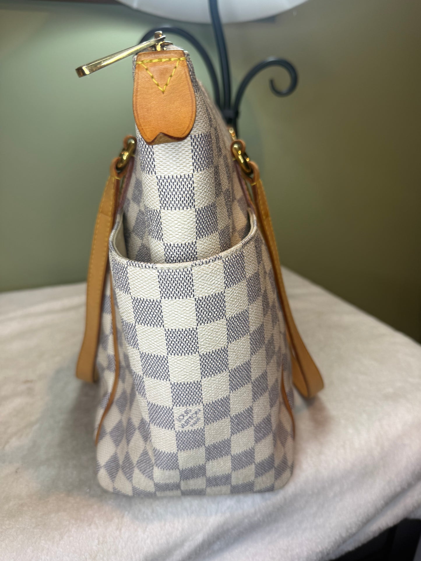 1538. Louis Vuitton Damier Azur Totally MM