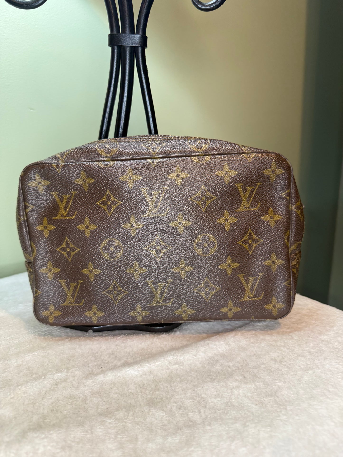 1341. Louis Vuitton Monogram Trousse 23