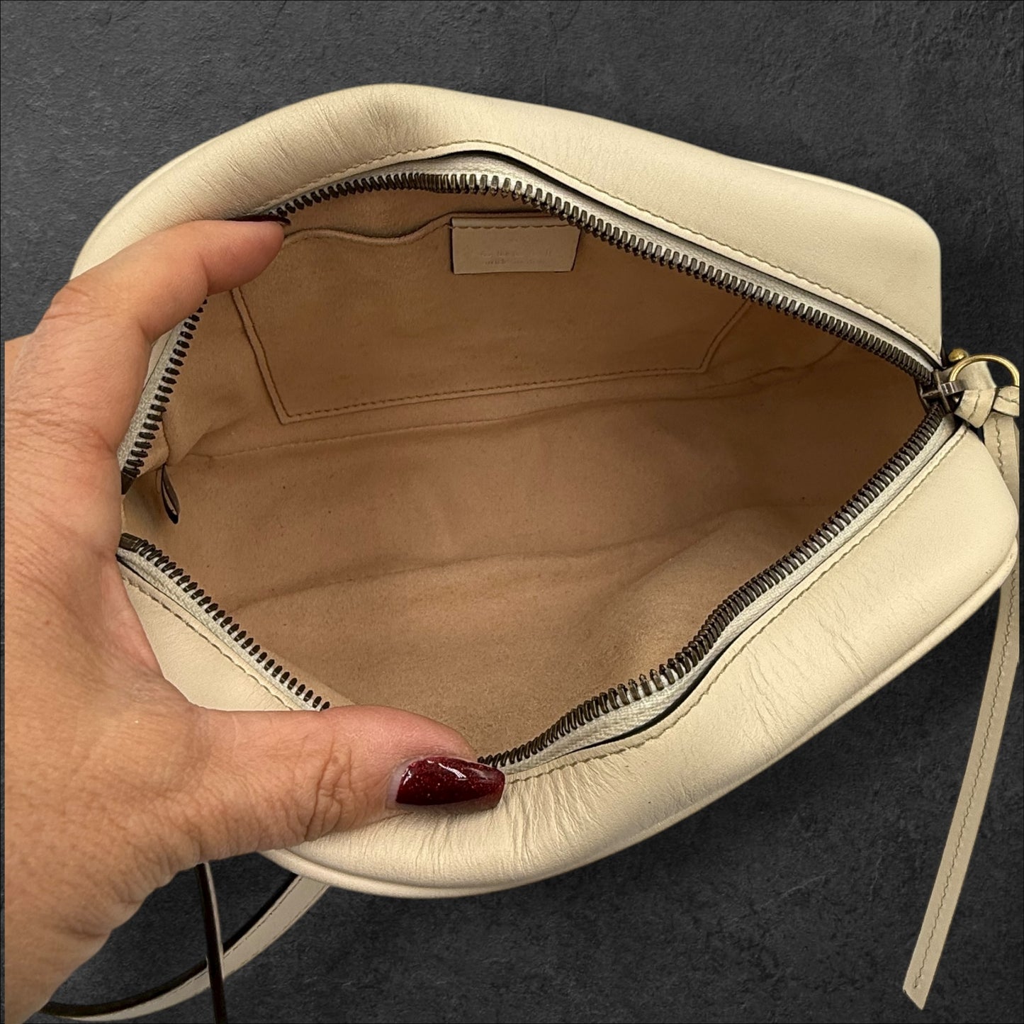 283. Gucci Cream Medium Marmont Quilted Leather Crossbody Camera Bag