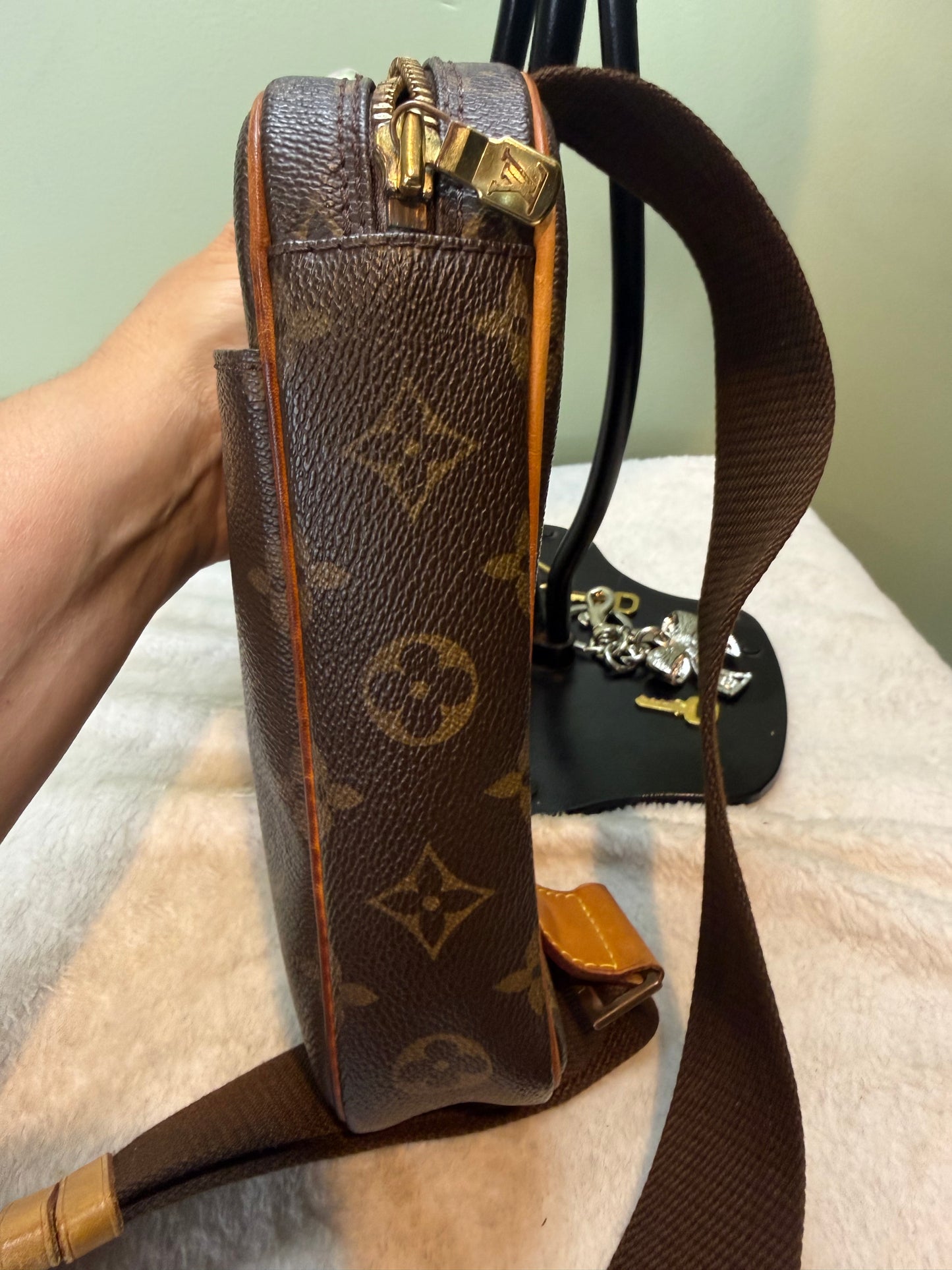 1195. Louis Vuitton Monogram Gange Sling Bag