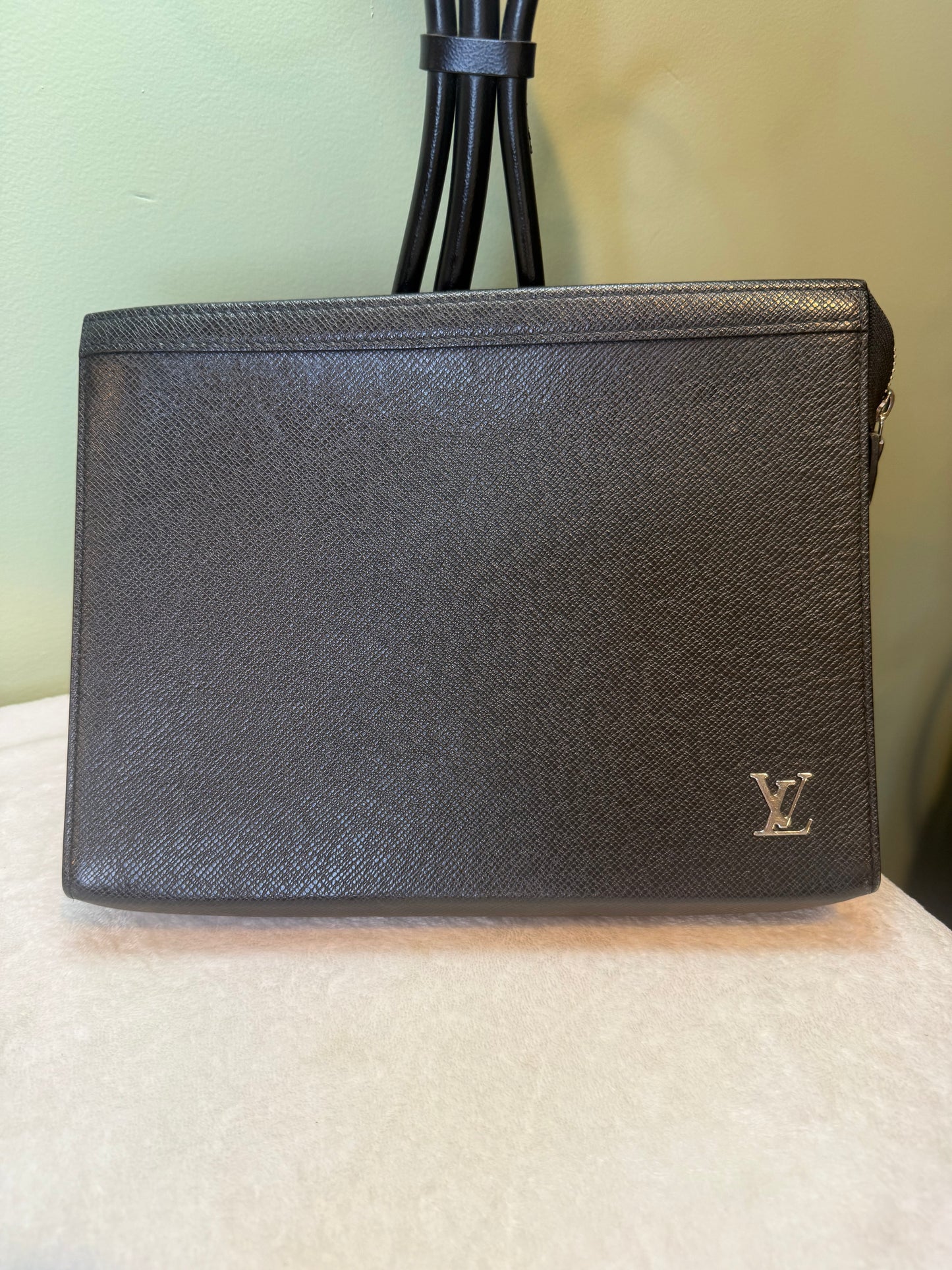 1896. Louis Vuitton Black Taiga Pochette Voyage MM
