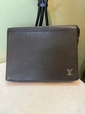 1896. Louis Vuitton Black Taiga Pochette Voyage MM