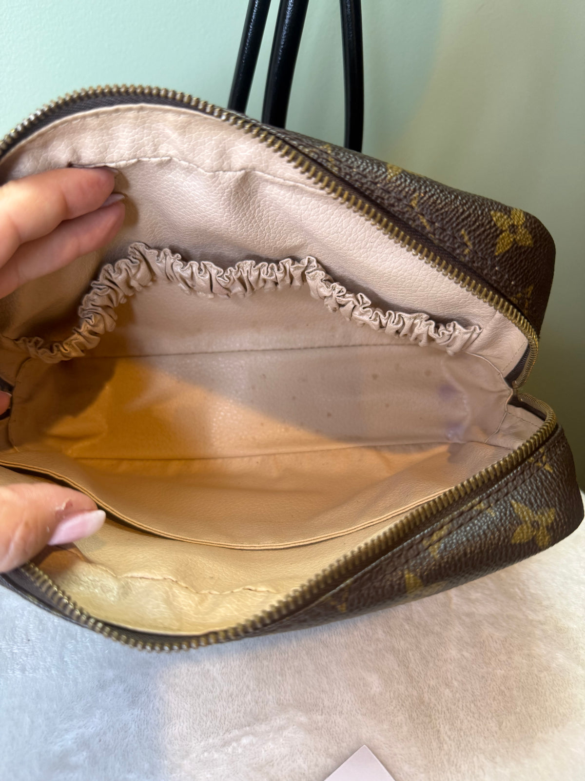 2005. Louis Vuitton Monogram Trousse 23