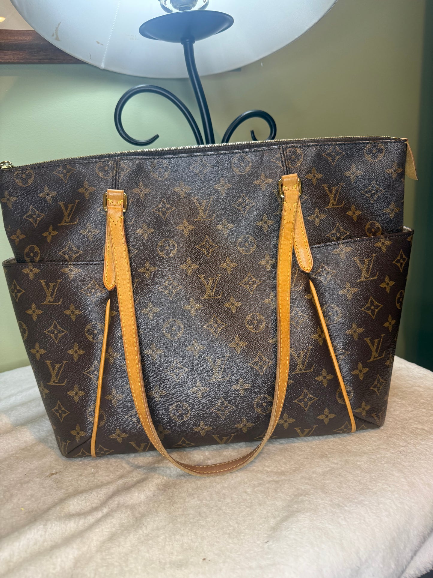 1523. Louis Vuitton Monogram Totally MM