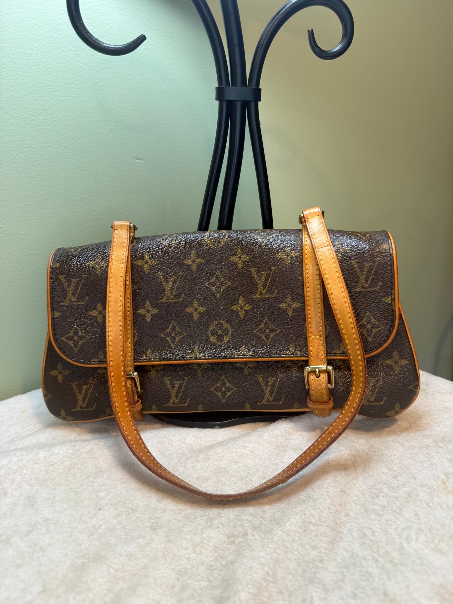 1702. Louis Vuitton Vintage Monogram Pochette Marelle