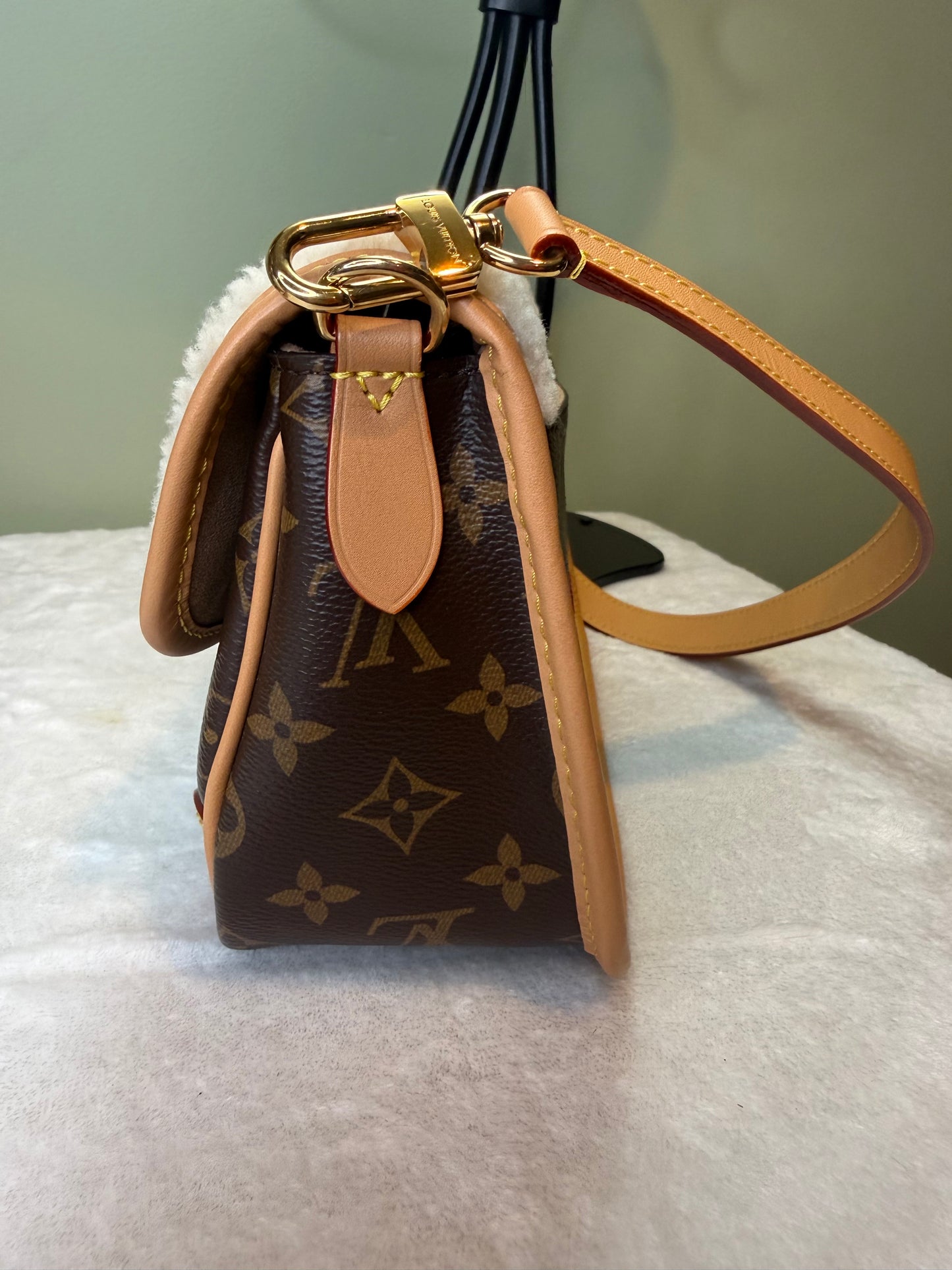 1810. Louis Vuitton Monogram Diane Shearling