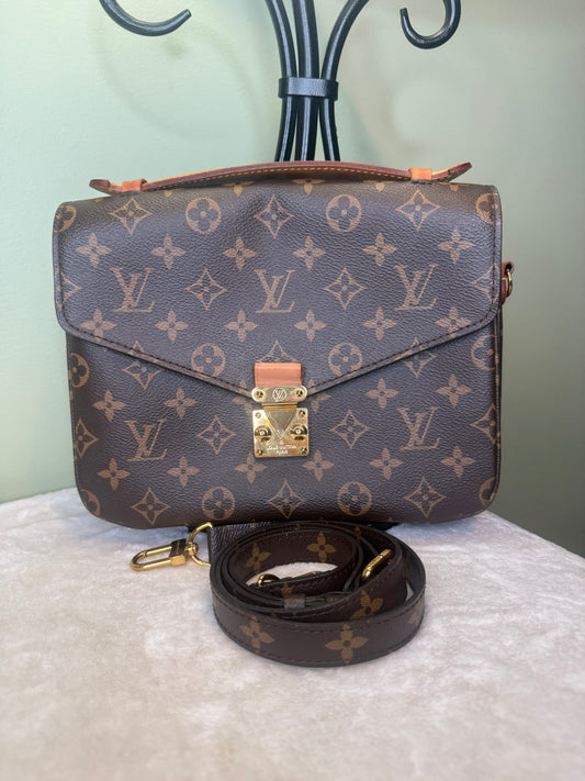 2131. Louis Vuitton Monogram Pochette Metis