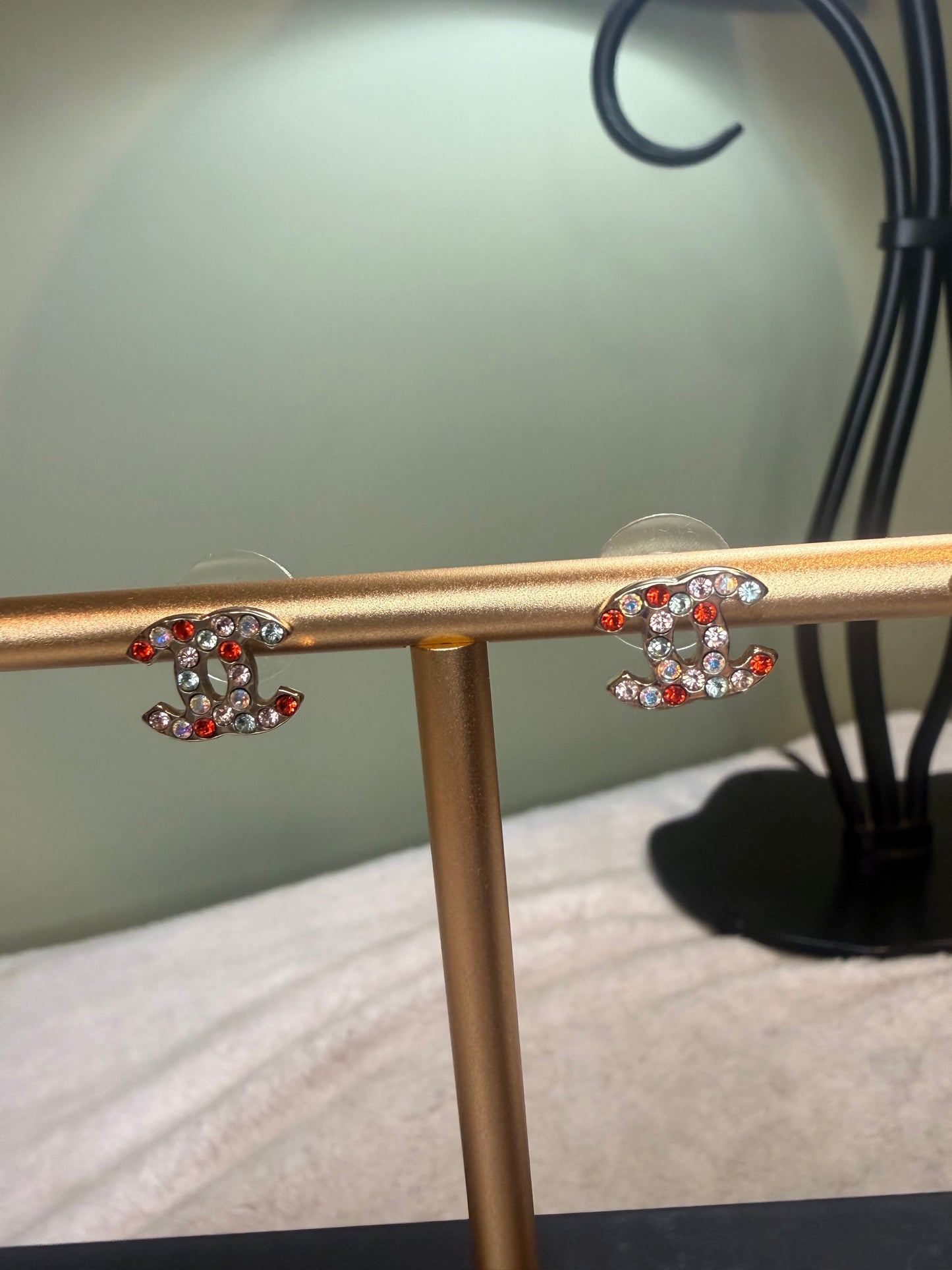 1476. Chanel Metal Crystal CC gold Multicolor earrings