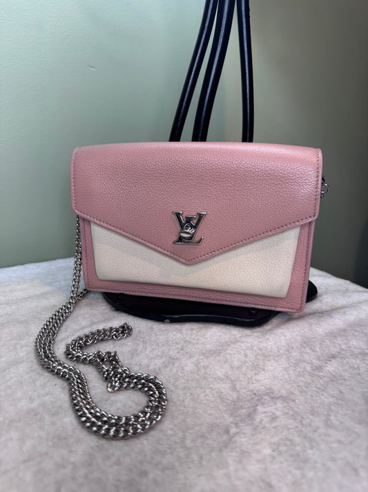 1420. Louis Vuitton Pink MyLockMe Chain Pochette