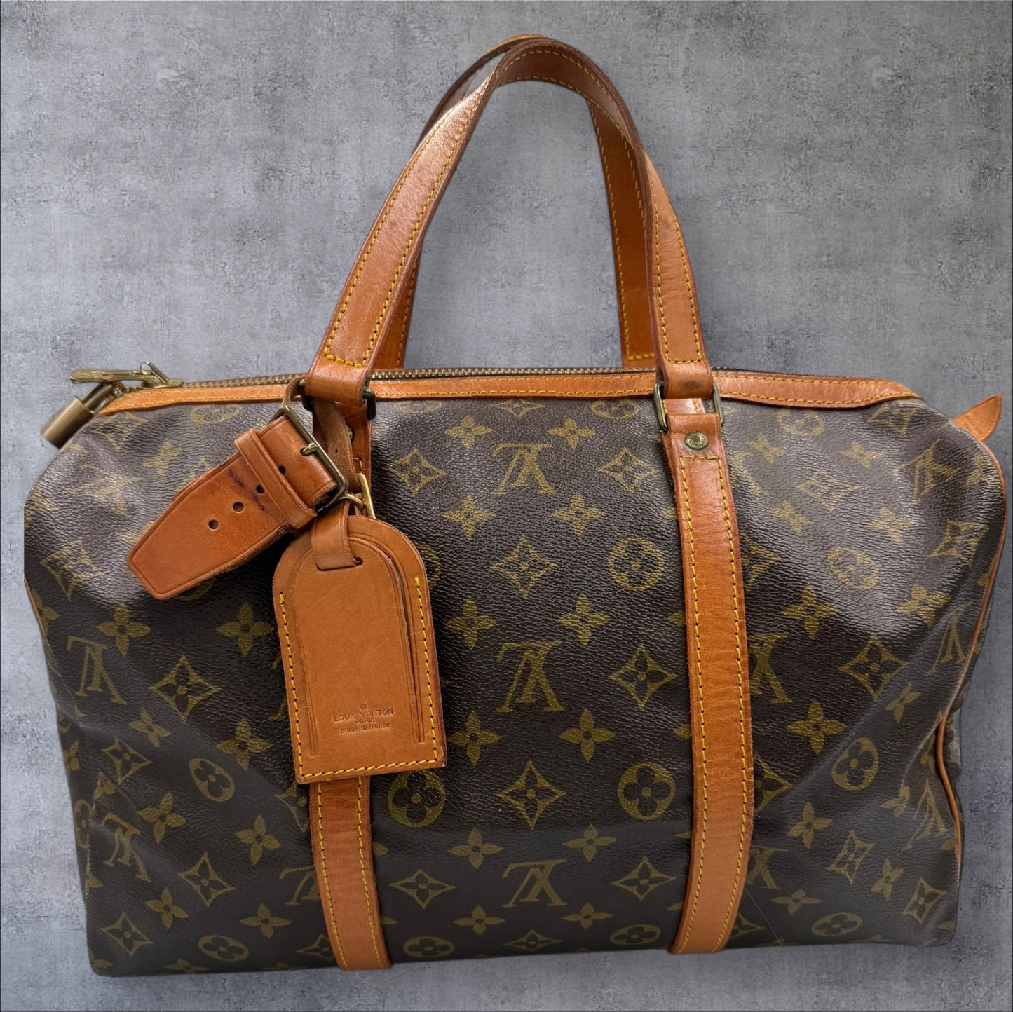 352. Louis Vuitton Monogram Sac Souple 35