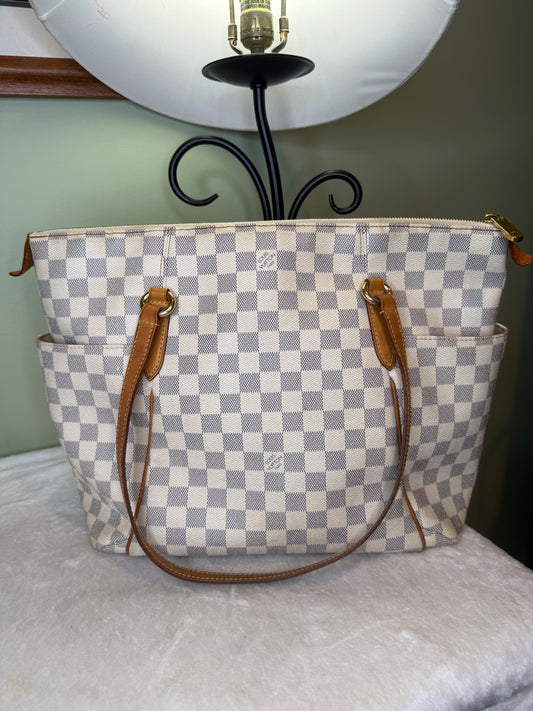2121. Louis Vuitton Damier Azur Totally MM