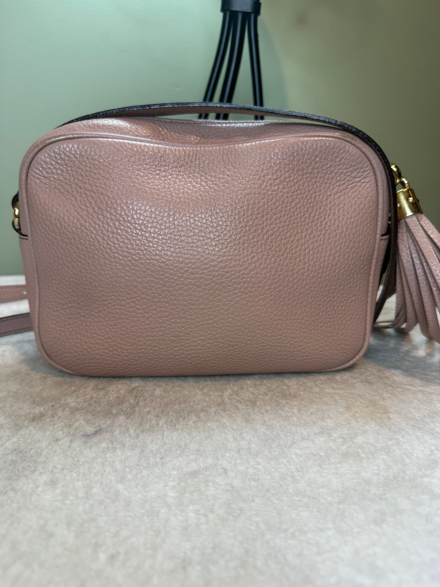 1547. Gucci Light Pink Soho Disco Camera Bag