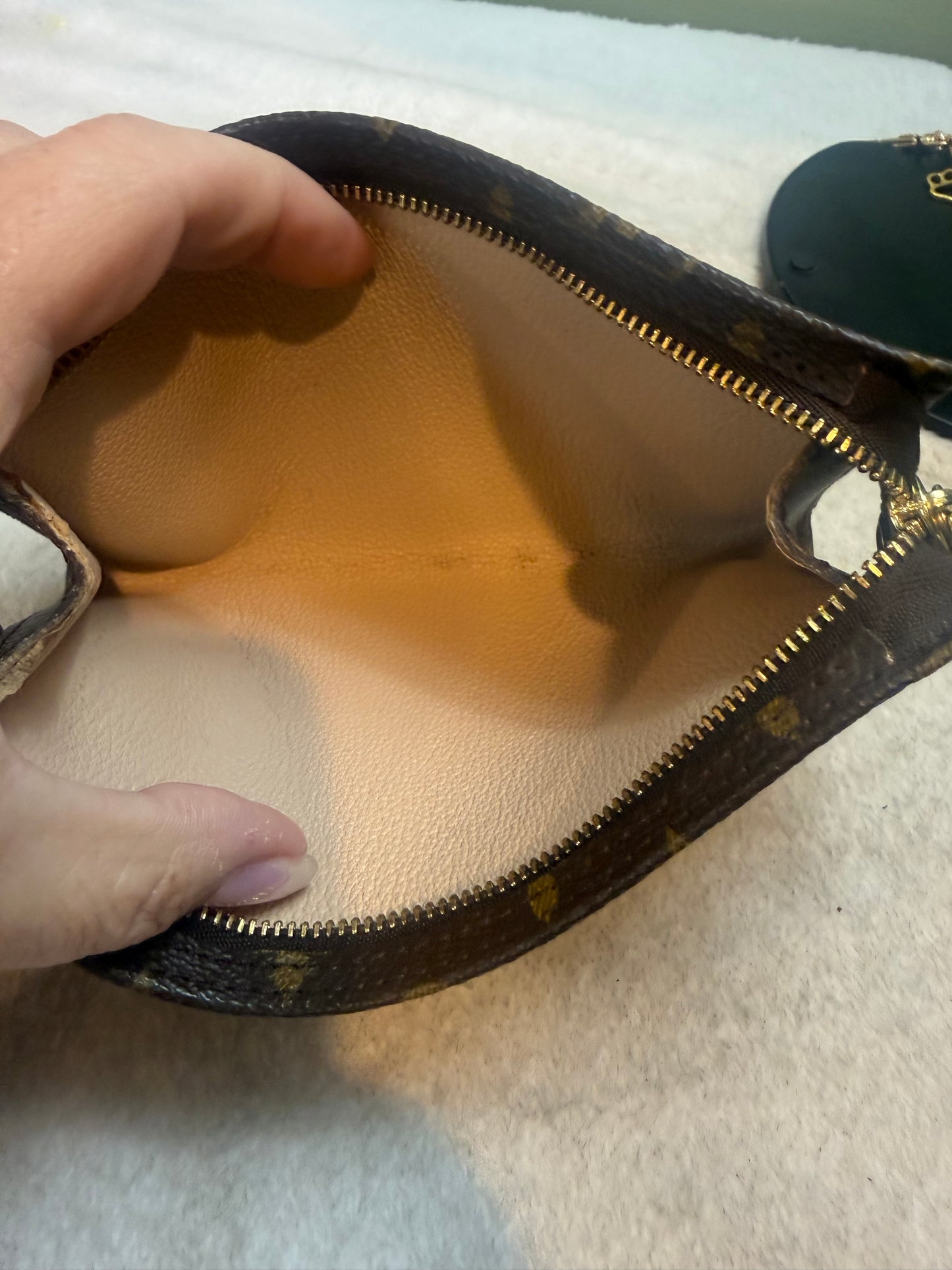 1137. Louis Vuitton Monogram Bucket Pouch PM