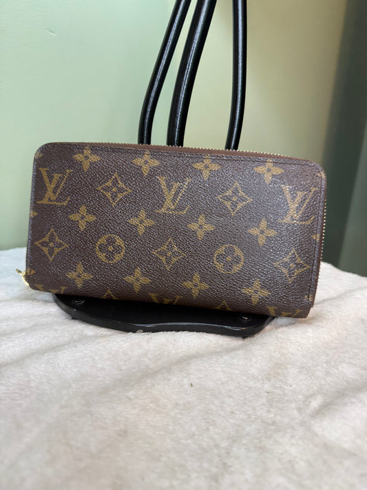 1187. Louis Vuitton Monogram Zippy Wallet