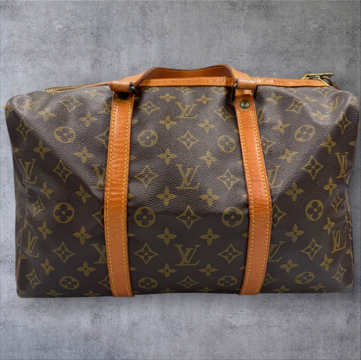 352. Louis Vuitton Monogram Sac Souple 35