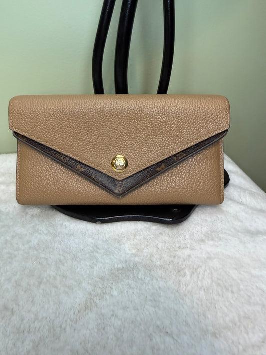 1533. Louis Vuitton Sesame Leather/Monogram Double V Wallet