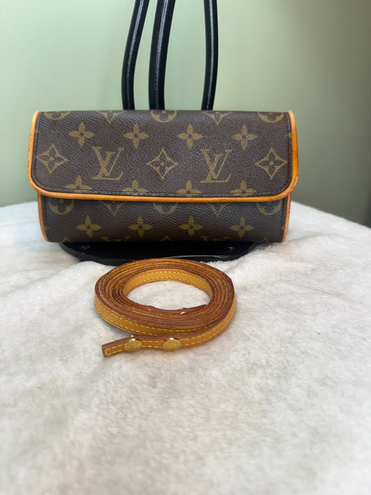 1033. Louis Vuitton Monogram Twin Pochette PM