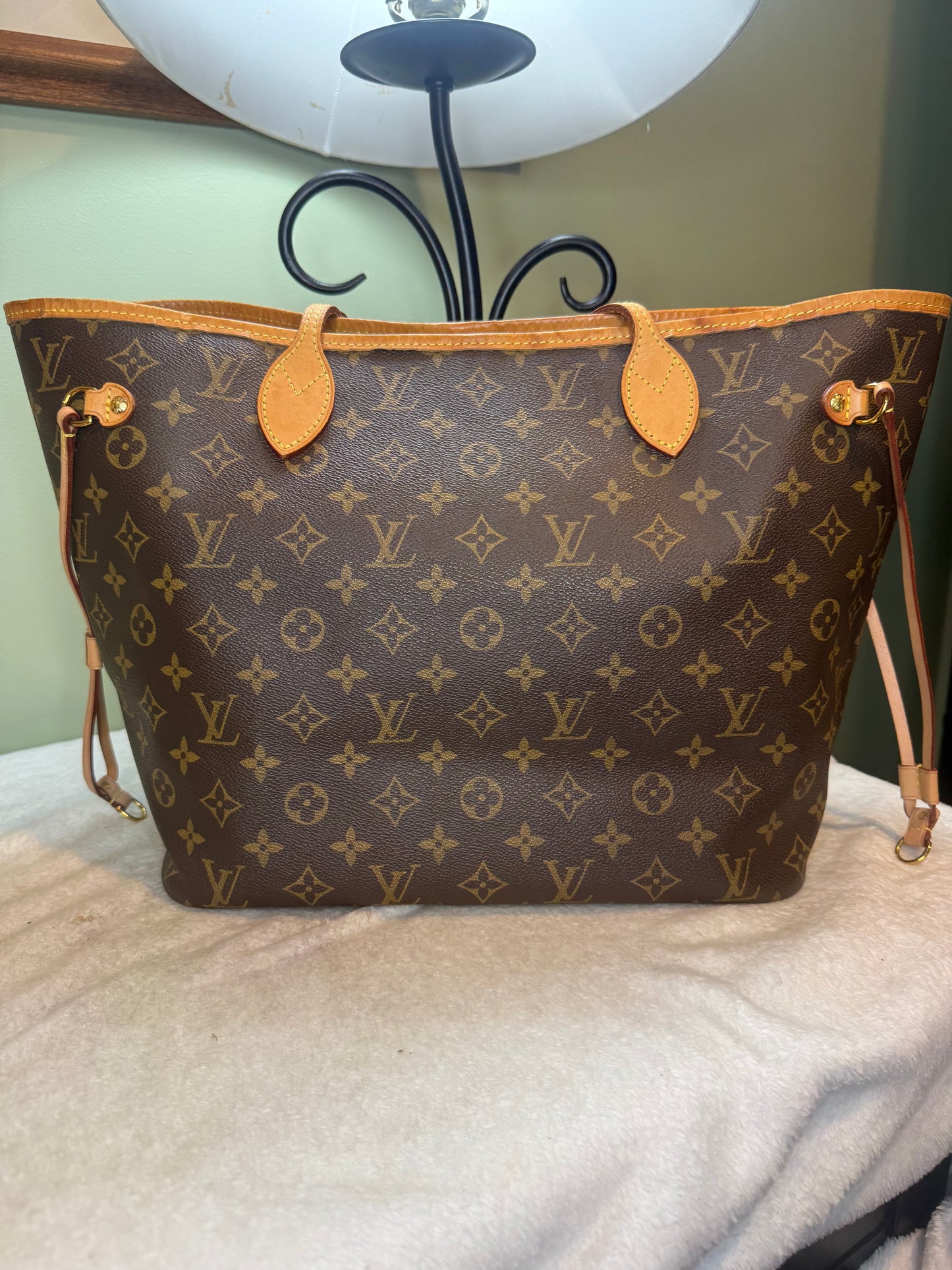 1462. Louis Vuitton Monogram Neverful MM with Fuchsia