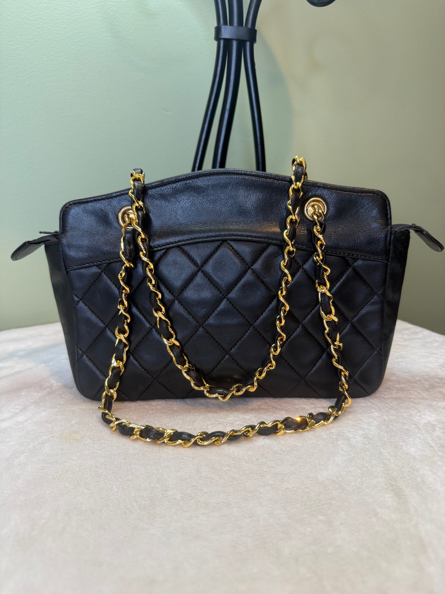 1833. Chanel Vintage Black Quilted Lambskin Shoulder bag (series 2)