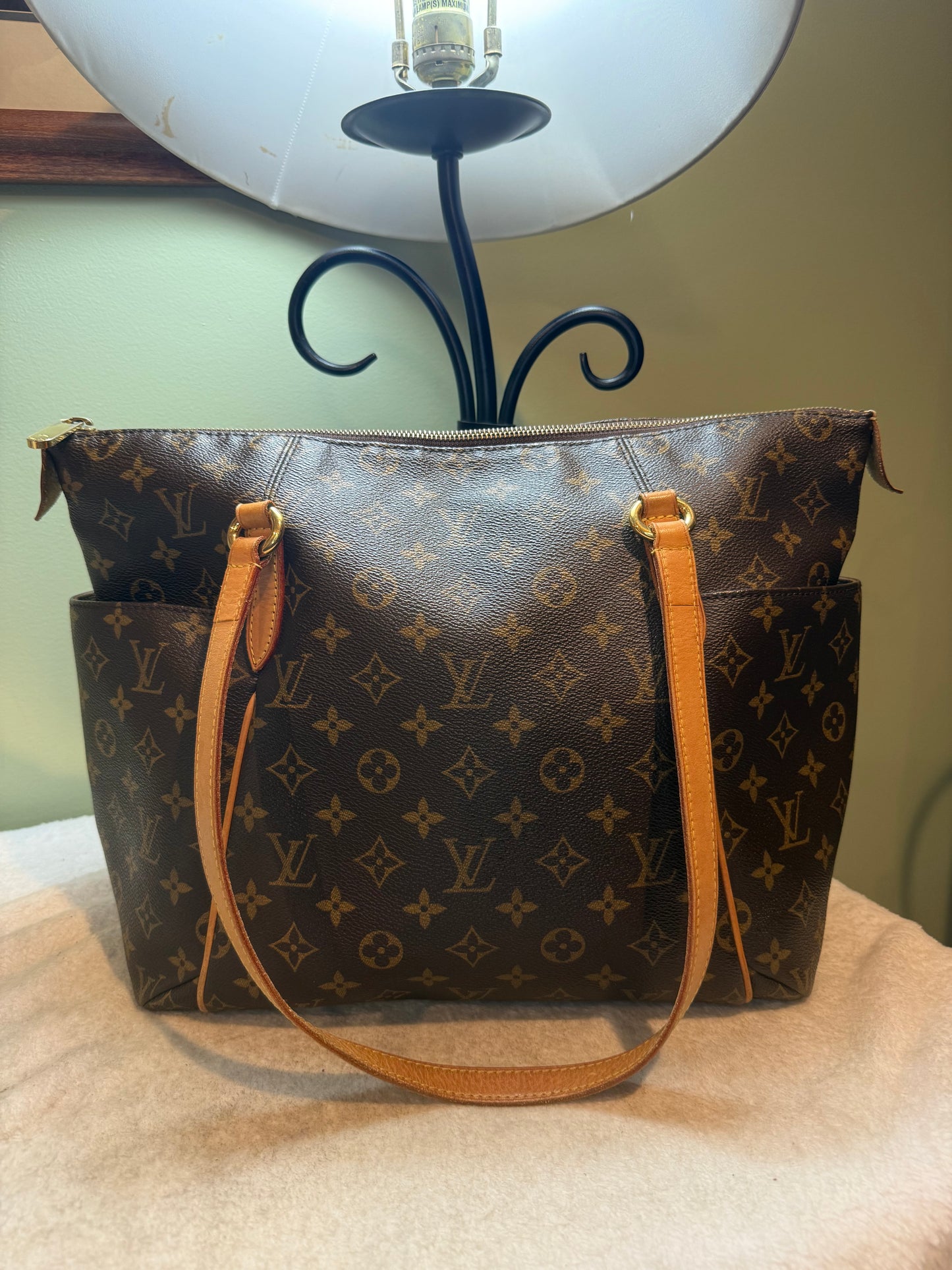 1669. Louis Vuitton Monogram Totally MM