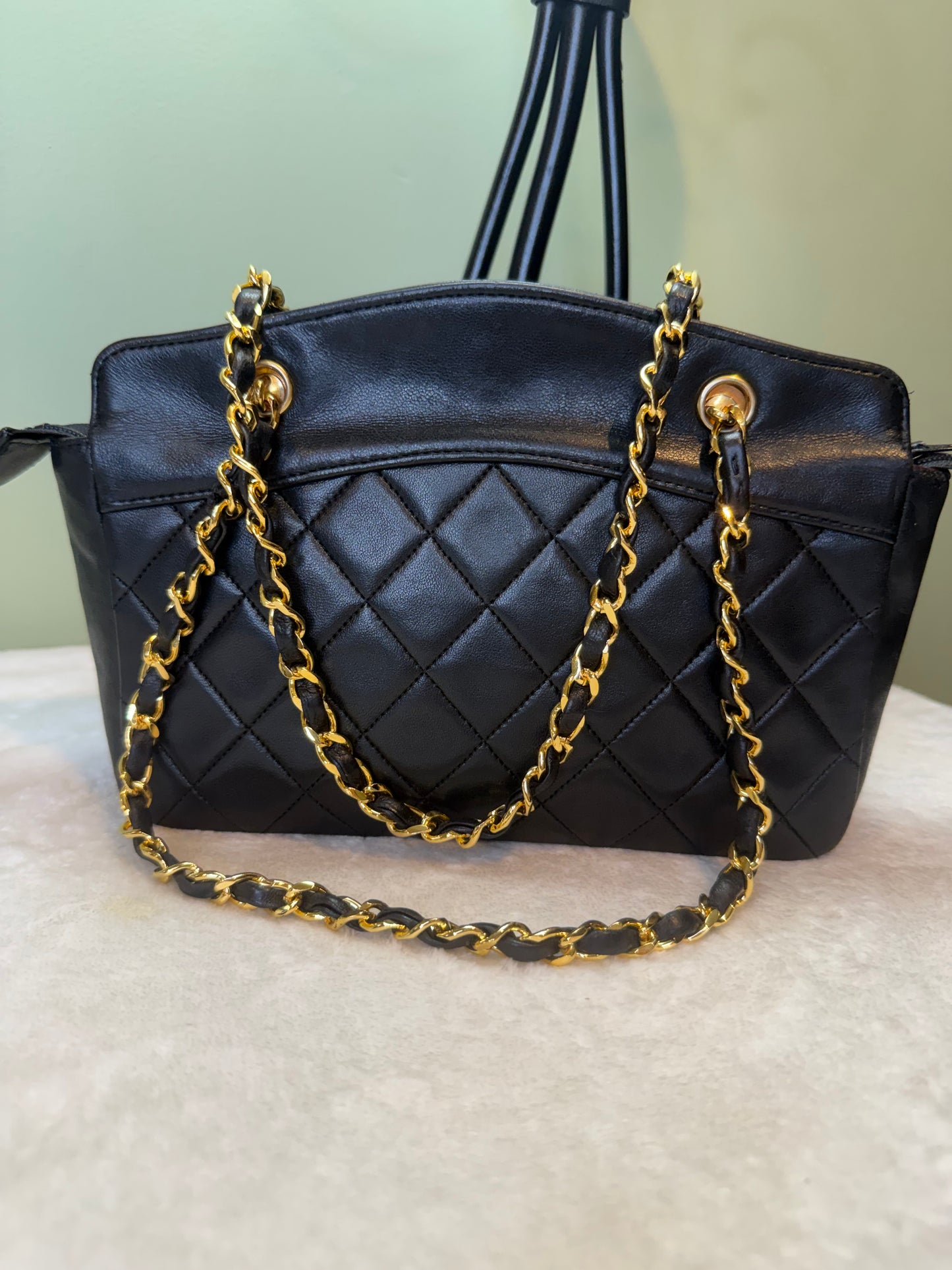 1833. Chanel Vintage Black Quilted Lambskin Shoulder bag (series 2)