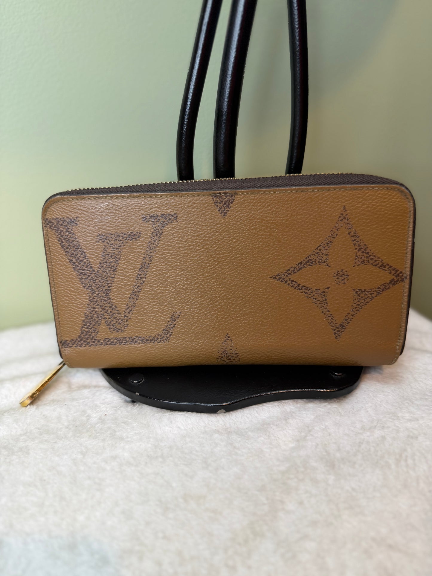 1562. Louis Vuitton Reverse Monogram Zippy Wallet